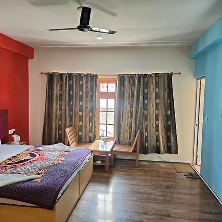 Tsaskan Hotel 레 외부 사진