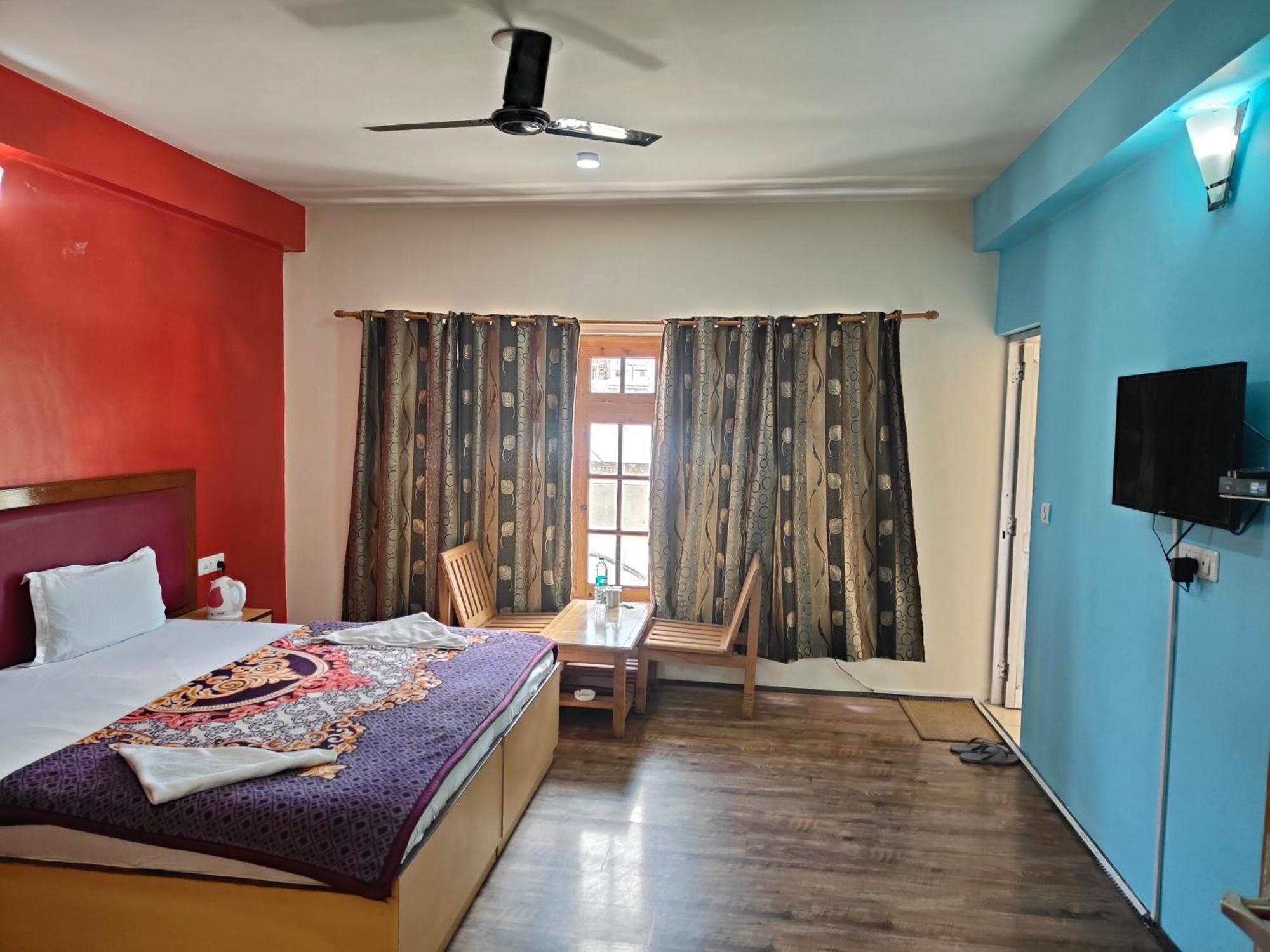 Tsaskan Hotel 레 외부 사진