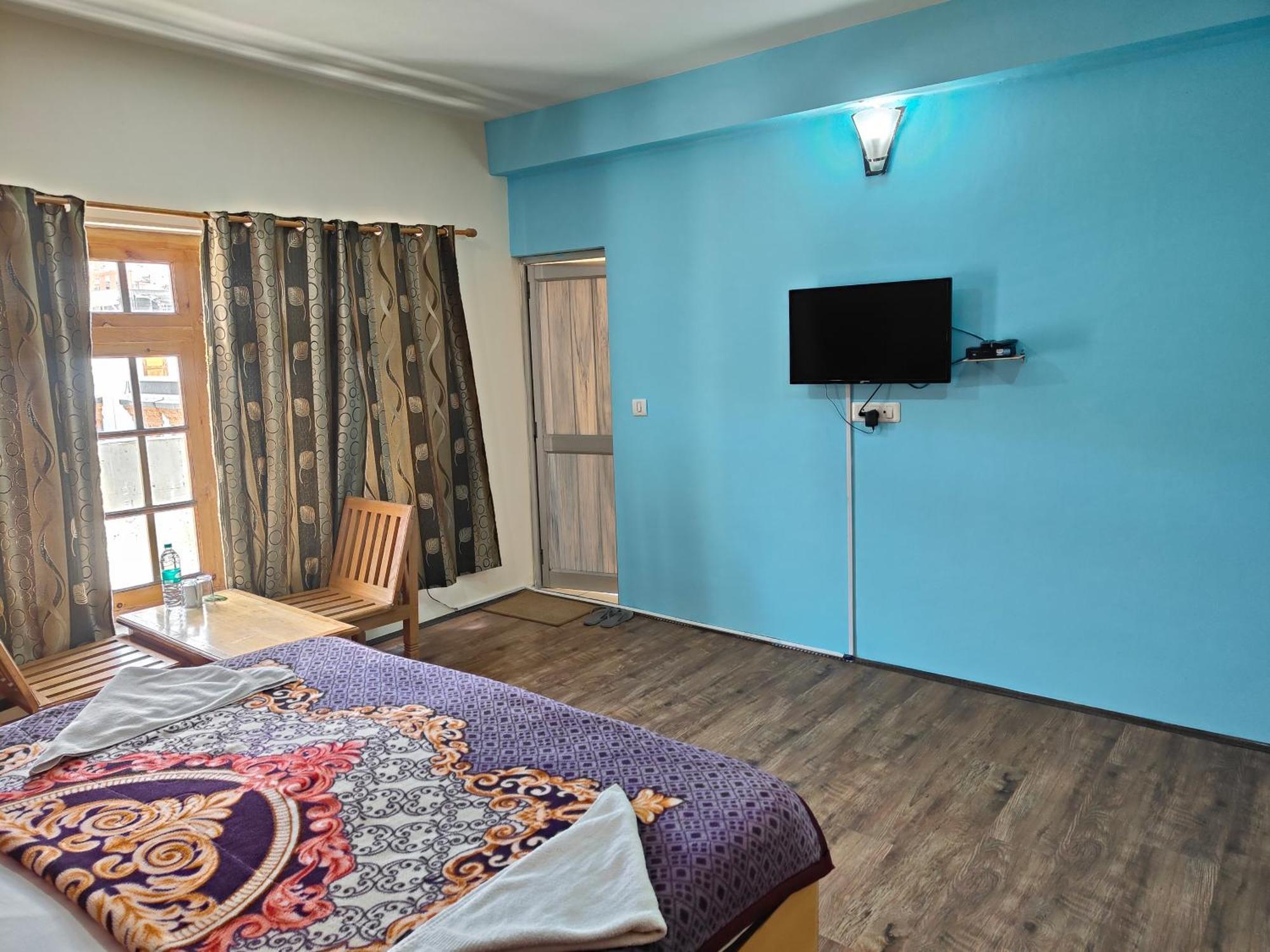 Tsaskan Hotel 레 외부 사진