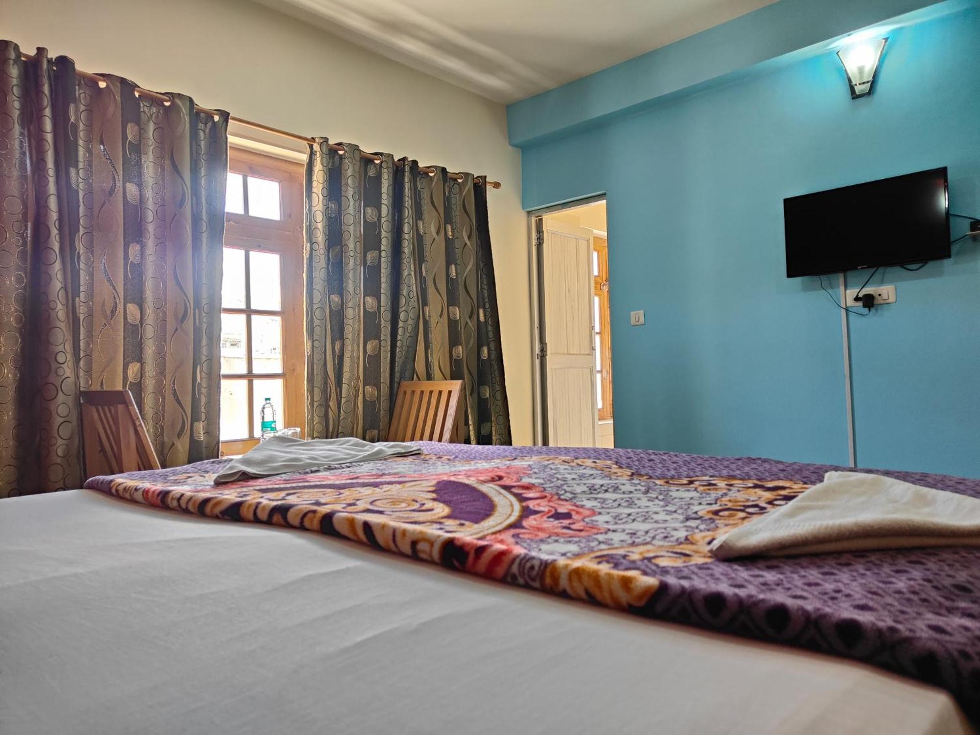 Tsaskan Hotel 레 외부 사진